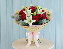 Букет Элегантная гармония в Тумботино Букет цветов из:  Лилии и Розы в Тумботино