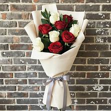 Букет красно-белые розы в Тумботино Букет цветов из:  Розы в Тумботино