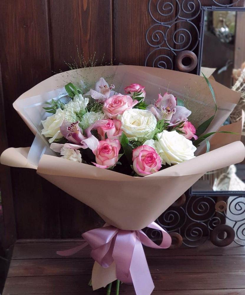 Букет цветов из: Гвоздики, Орхидеи, Розы и Хризантемы в Тумботино