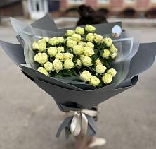 Букет Белые кустовые розы Солинеро в Тумботино