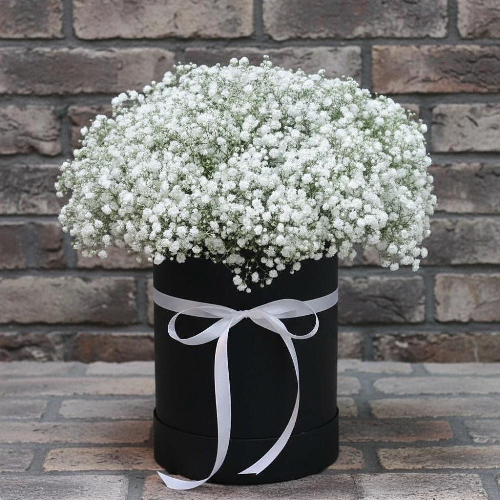 Цветочная композиция из Гипсофила в шляпной коробке в Тумботино