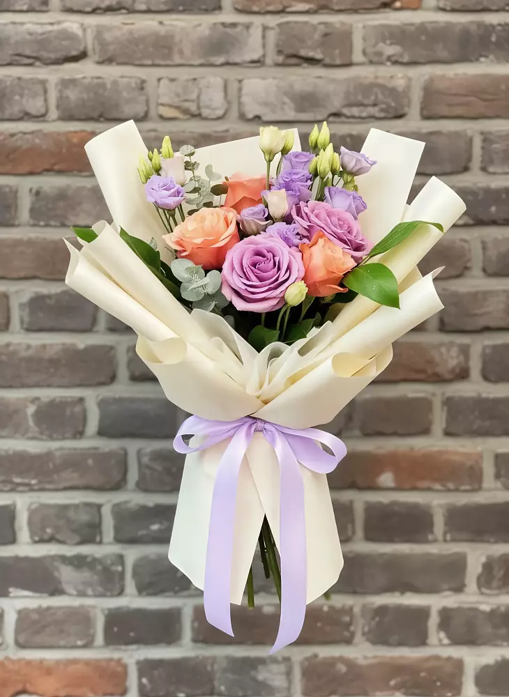 Букет цветов из: Лизиантусы и Розы в Тумботино