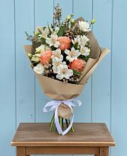 Букет яркий комплимент в Тумботино Букет цветов из:  Альстромерии, Лизиантусы, Розы и Хризантемы в Тумботино