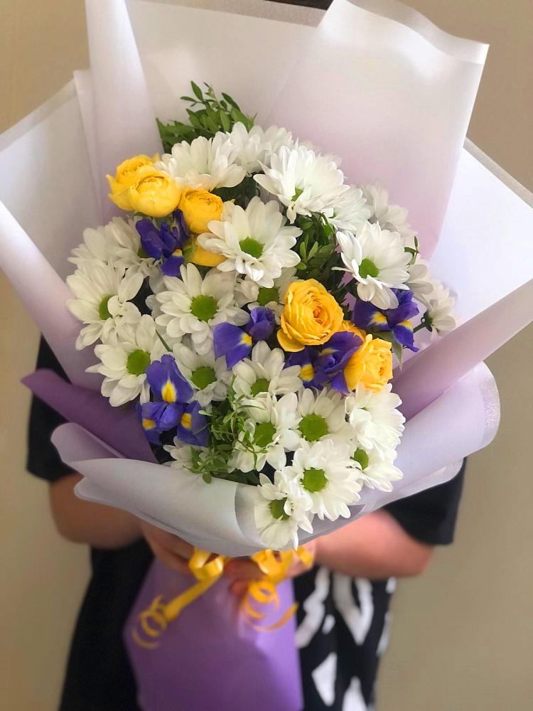 Букет цветов из: Ирисы, Хризантемы и Розы в Тумботино