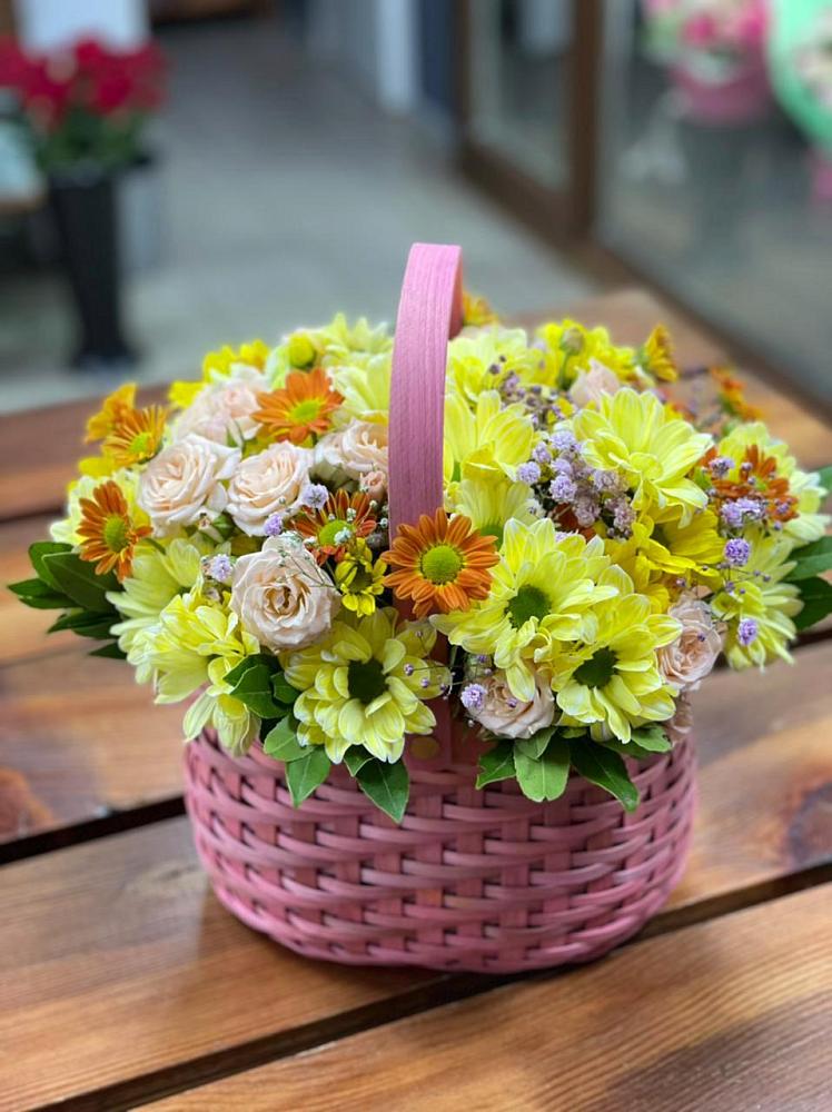 Композиция цветы лета в Тумботино Цветочная композиция из Хризантемы и Розы в корзине в Тумботино