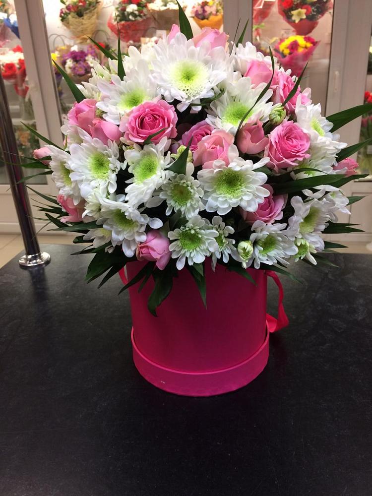 Композиция грация в Тумботино Цветочная композиция из Розы и Хризантемы в шляпной коробке в Тумботино