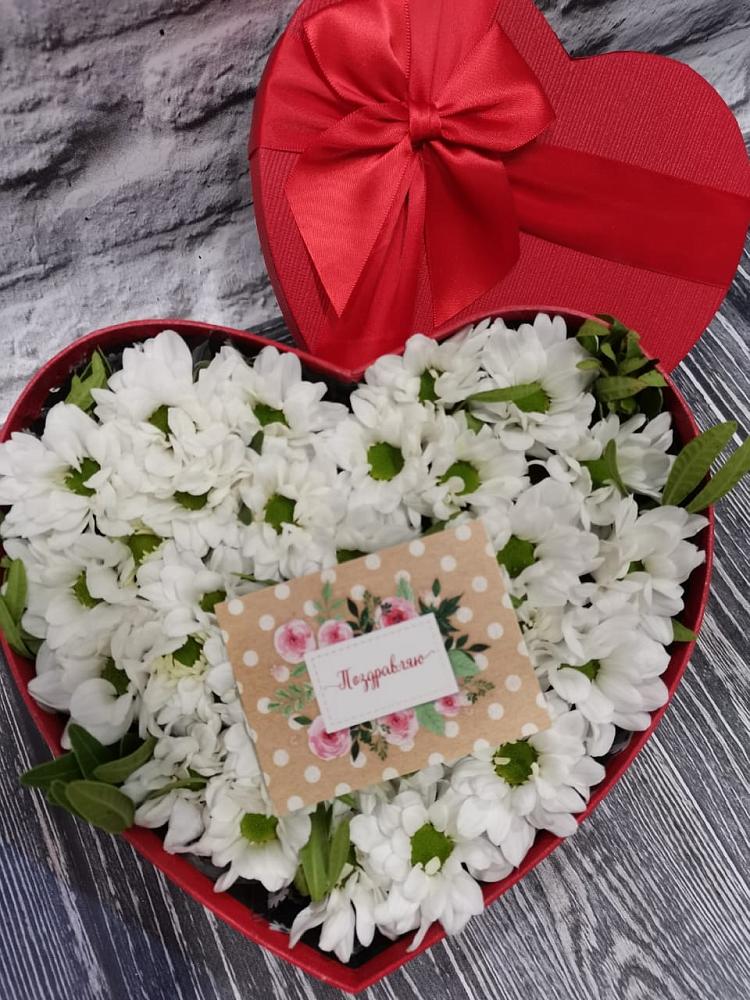 Цветочная композиция из Хризантемы в виде сердца в Тумботино