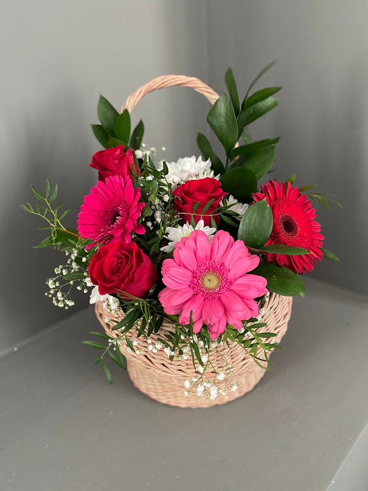 Композиция радостное событие в Тумботино Цветочная композиция из Розы, Хризантемы и Герберы в корзине в Тумботино