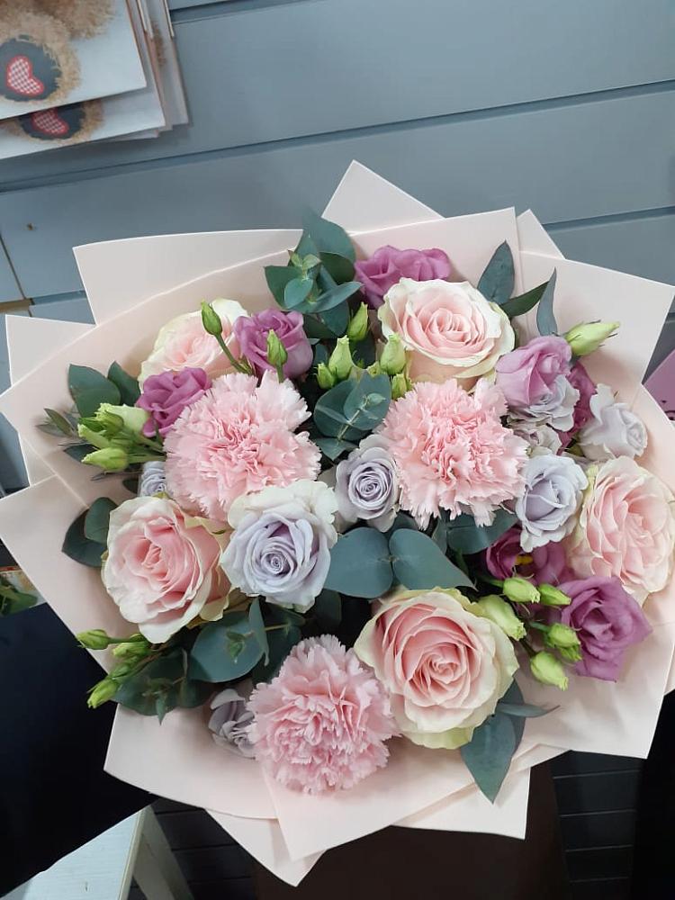 Букет обаятельный в Тумботино Букет цветов из: Розы, Гвоздики и Лизиантусы в Тумботино