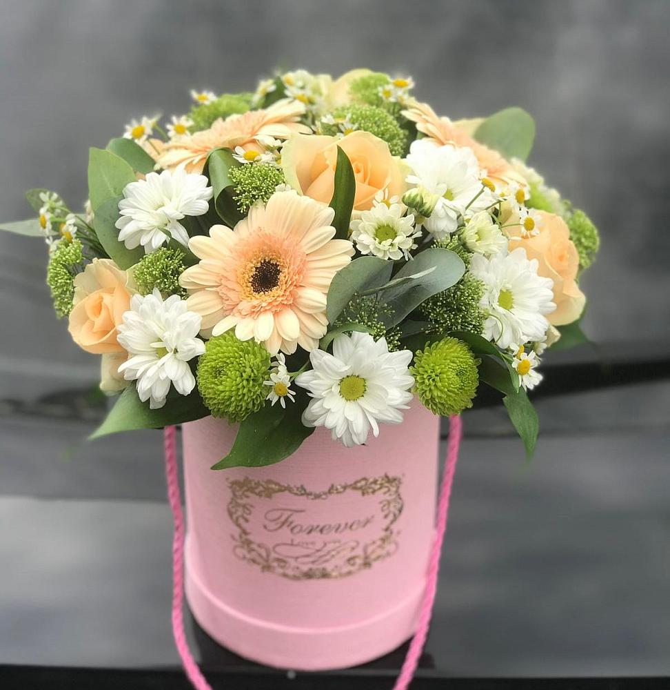 Композиция маленькая прелесть в Тумботино Цветочная композиция из Розы, Герберы и Хризантемы в шляпной коробке в Тумботино