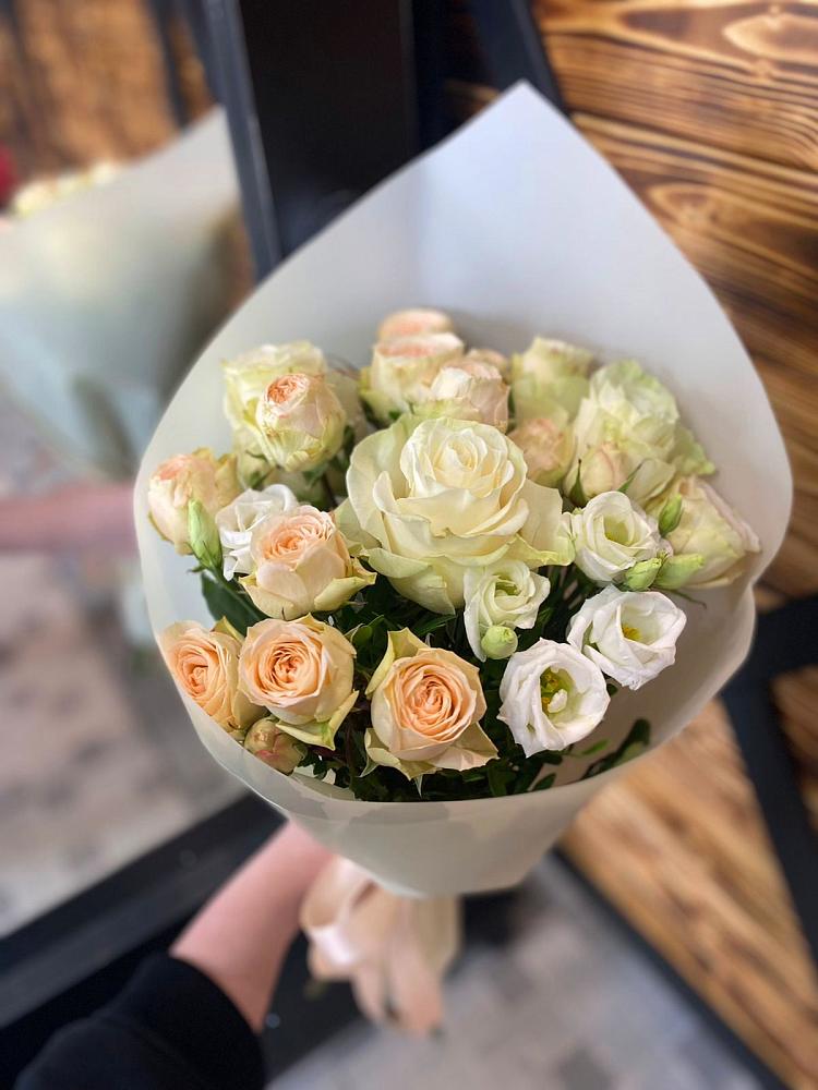 Букет цветов из: Розы и Лизиантусы в Тумботино